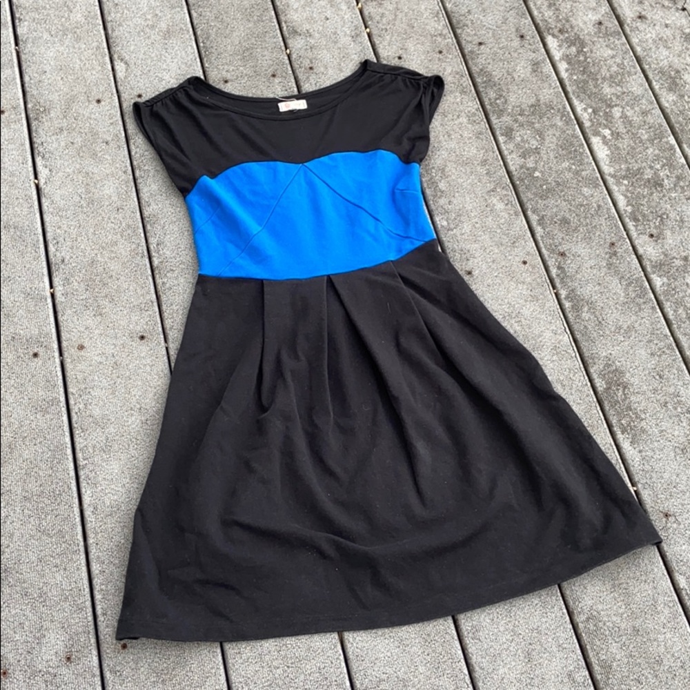 ❄️ Black and Blue Color Block Dress
